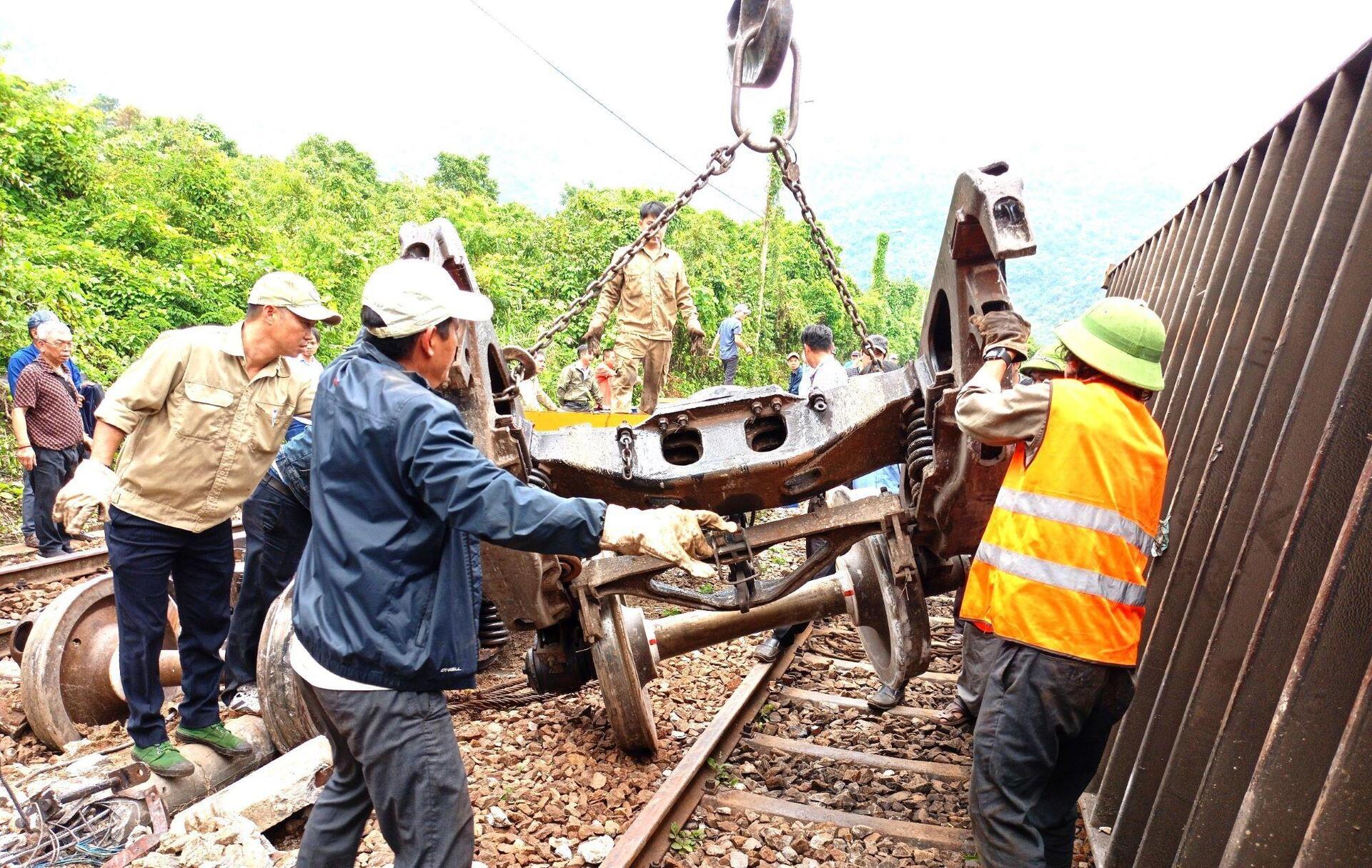 Hiện trường tàu trật bánh, lật 3 toa hàng trên đèo Hải Vân- Ảnh 5.