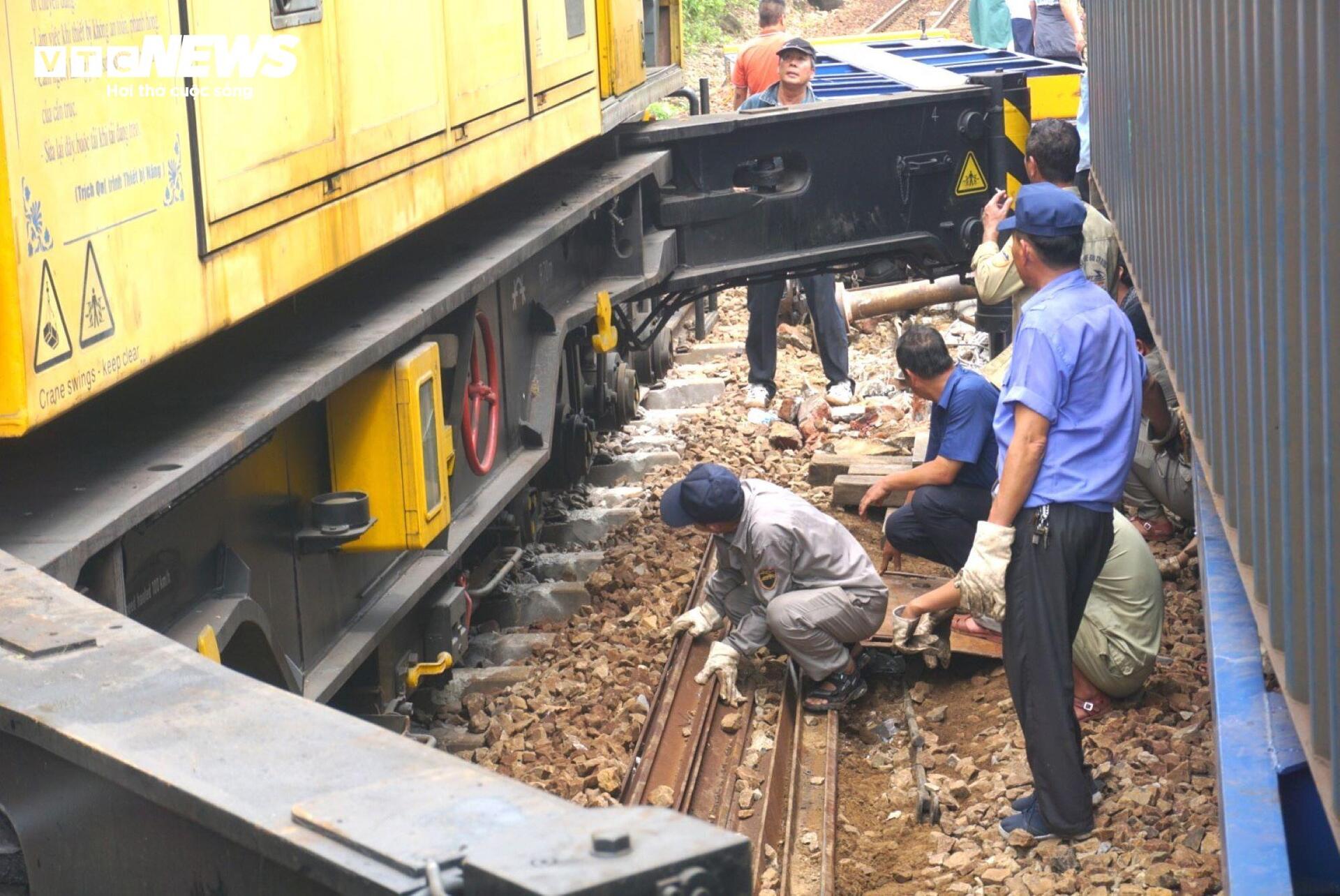 Hiện trường tàu trật bánh, lật 3 toa hàng trên đèo Hải Vân- Ảnh 4.