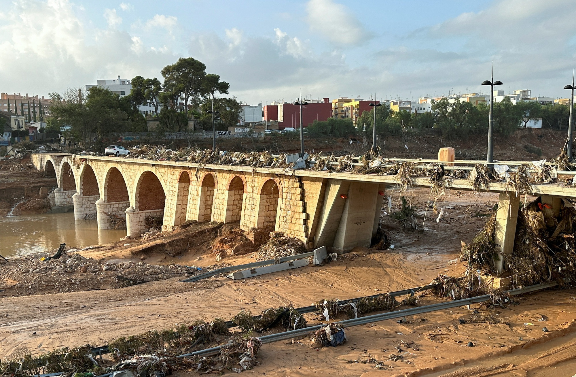 Người dân Tây Ban Nha vật lộn sau trận mưa lũ tựa "tận thế": Hàng loạt thi thể tìm thấy trong xe chồng chất, mất tất cả chỉ sau nửa giờ- Ảnh 4.