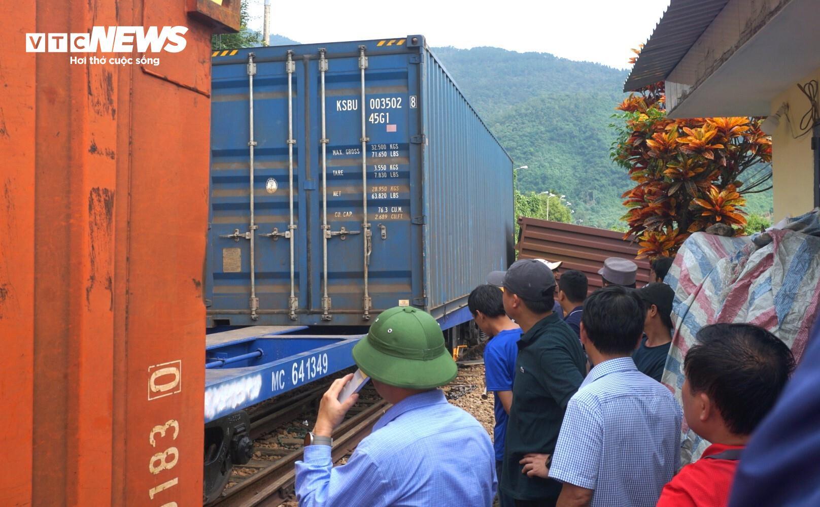 Hiện trường tàu trật bánh, lật 3 toa hàng trên đèo Hải Vân- Ảnh 3.