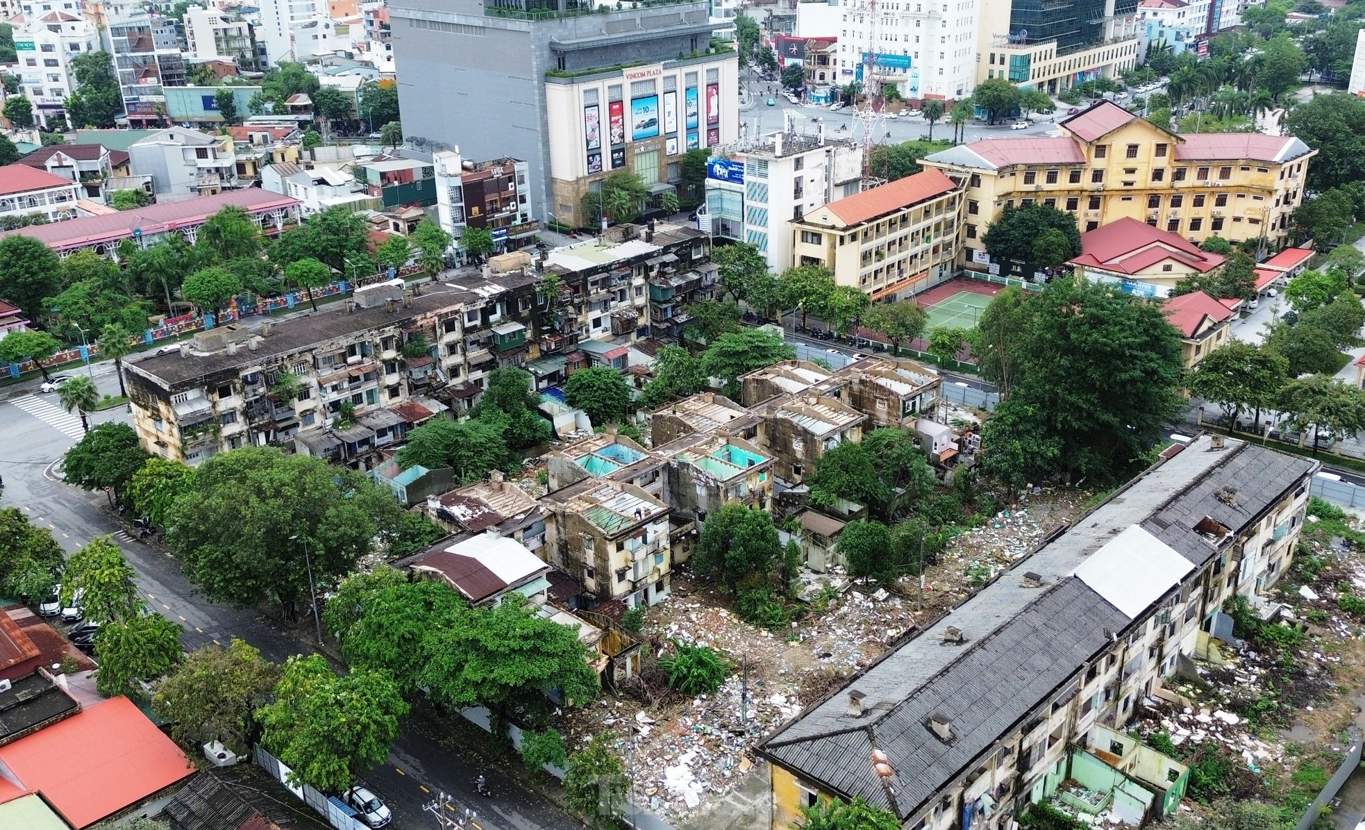 Bên trong khu chung cư ‘già nua’ tại Huế xuống cấp nguy hiểm đến mức nào?- Ảnh 1.