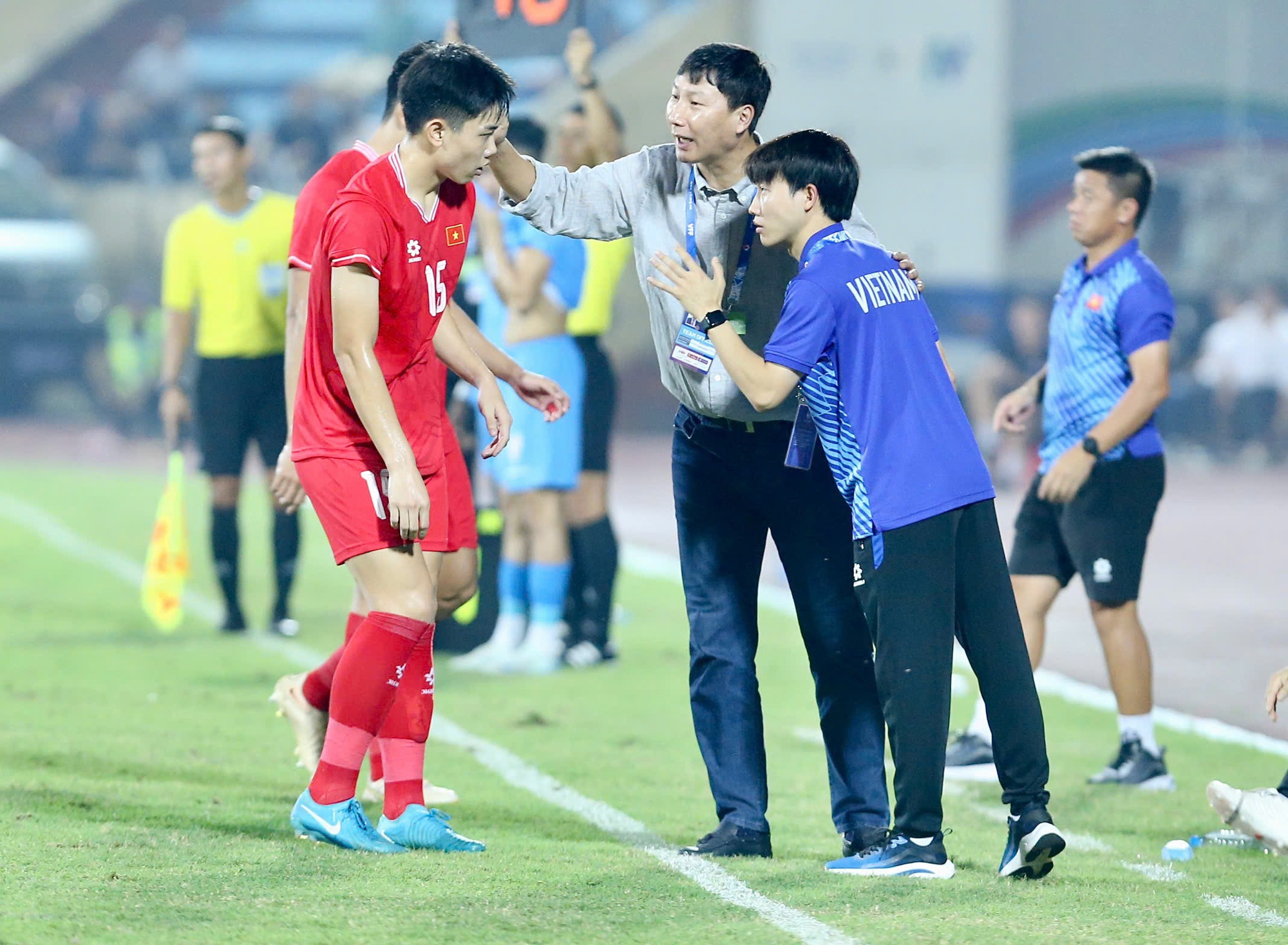 HLV Kim Sang-sik sẽ loại “công thần”, tạo nên màn lột xác cho tuyển Việt Nam ở AFF Cup?- Ảnh 2.