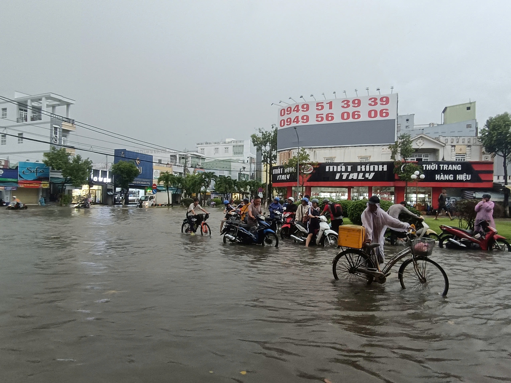 CLIP: Hậu quả trận mưa lớn lịch sử hơn 40 năm qua ở Bạc Liêu- Ảnh 2.