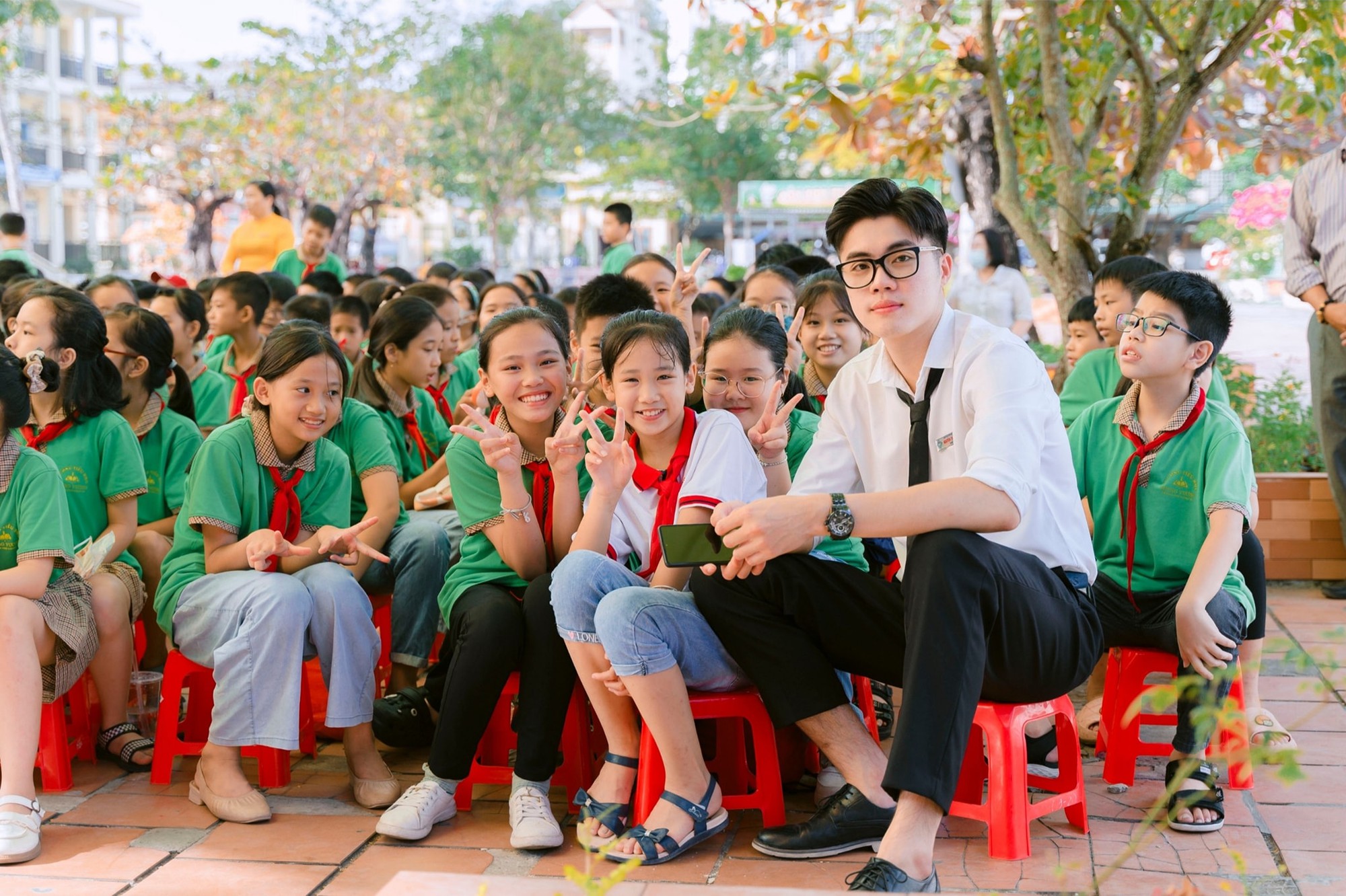 "Ra trường, thi đỗ viên chức, về quê làm việc" thầy giáo điển trai cao 1m85 ở Quảng Ninh bỗng trở nên nổi tiếng- Ảnh 4.