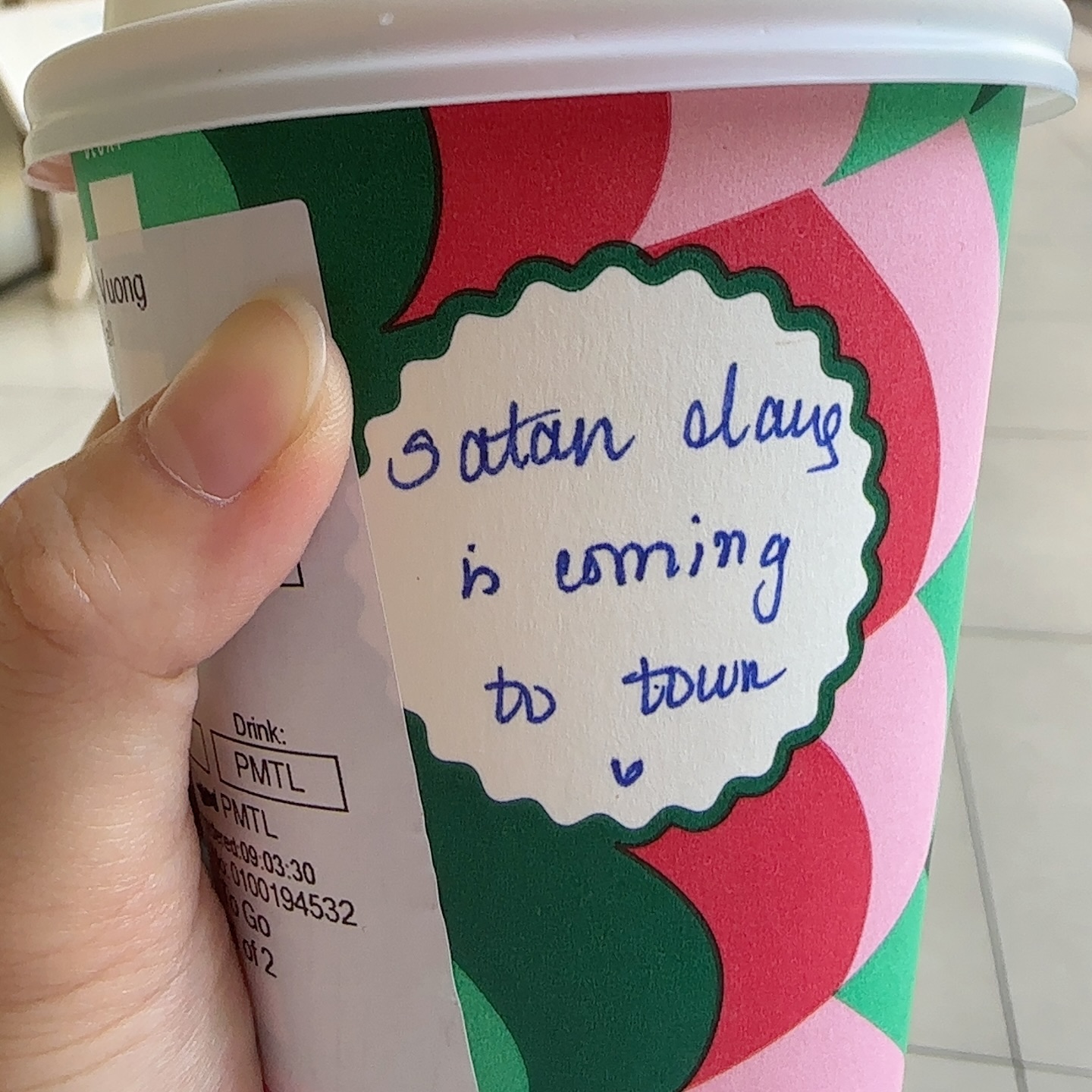 Bức ảnh chụp 1 dòng chữ viết tay trên Starbucks trông rất bình thường, đọc kỹ lại từ đầu tiên cô gái bỗng hoảng hồn- Ảnh 1.