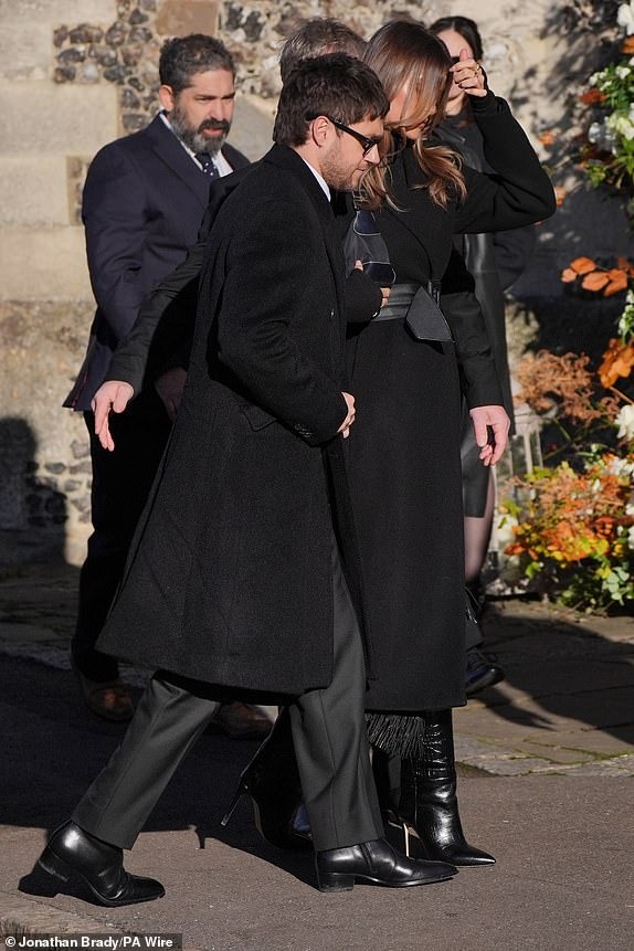 Liam Payne's funeral: One Direction reunites in tragic scenes, new and old lovers say goodbye with heartache - Photo 7.