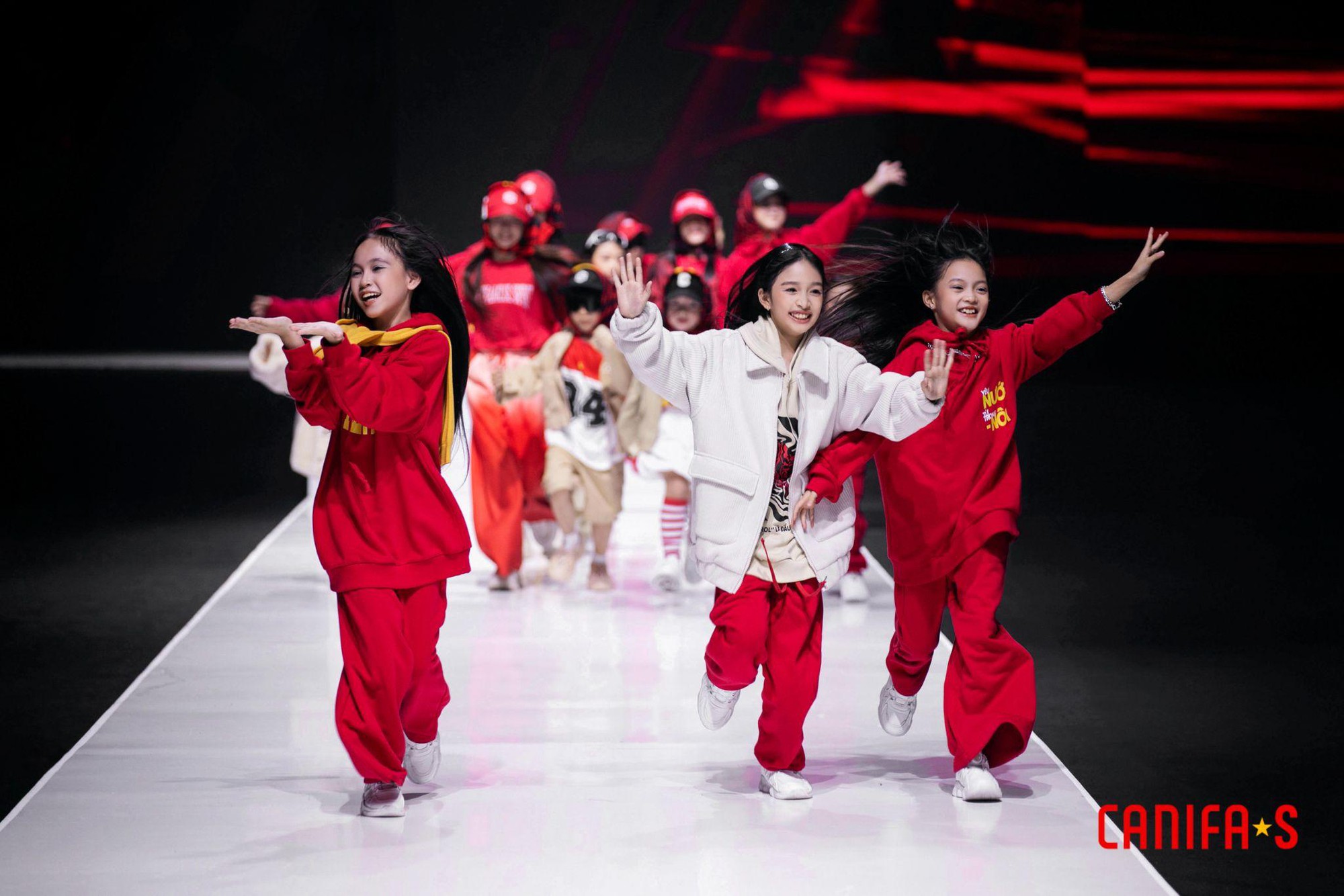 Canifa by Lê Hà: Bùng nổ cảm xúc với BST "Kết nối tự hào" tại Aquafina Vietnam International Fashion Week 2024- Ảnh 1.