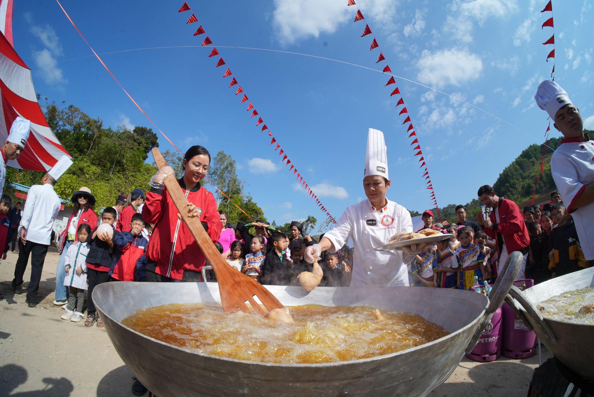 CHIN-SU mang chảo cơm có thịt đặc biệt lên vùng cao “tiếp sức học trò, tiếp lửa thầy cô” nhân dịp 20/11- Ảnh 3.