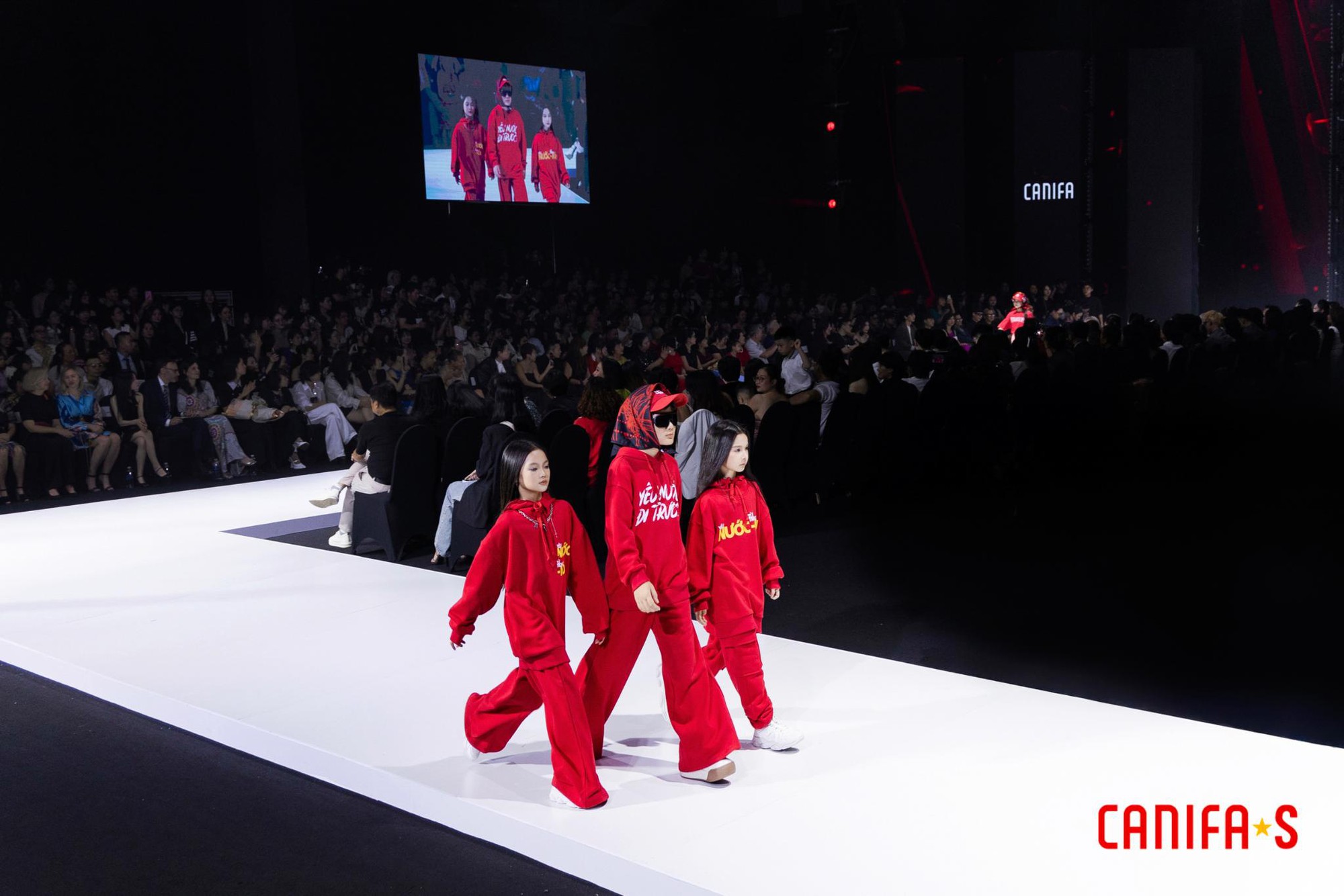 Canifa by Lê Hà: Bùng nổ cảm xúc với BST "Kết nối tự hào" tại Aquafina Vietnam International Fashion Week 2024- Ảnh 4.