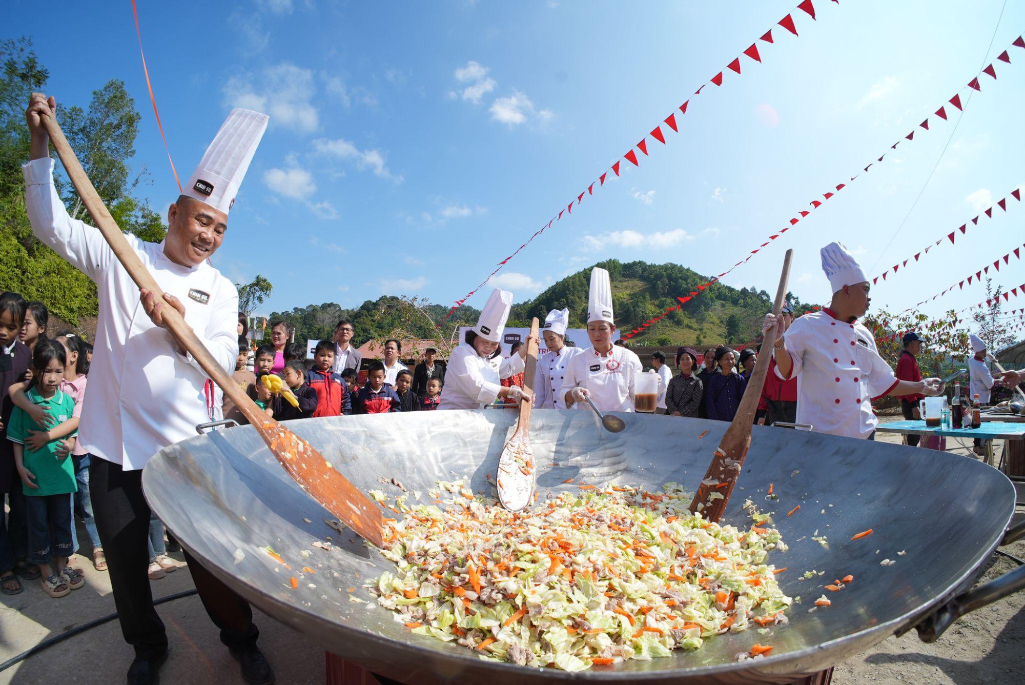 CHIN-SU mang chảo cơm có thịt đặc biệt lên vùng cao “tiếp sức học trò, tiếp lửa thầy cô” nhân dịp 20/11- Ảnh 4.