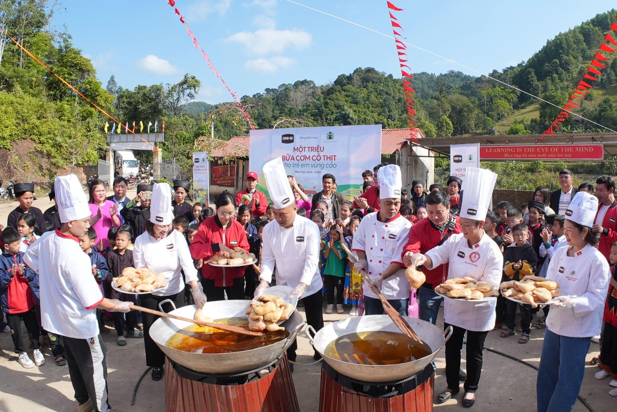 CHIN-SU mang chảo cơm có thịt đặc biệt lên vùng cao “tiếp sức học trò, tiếp lửa thầy cô” nhân dịp 20/11- Ảnh 5.