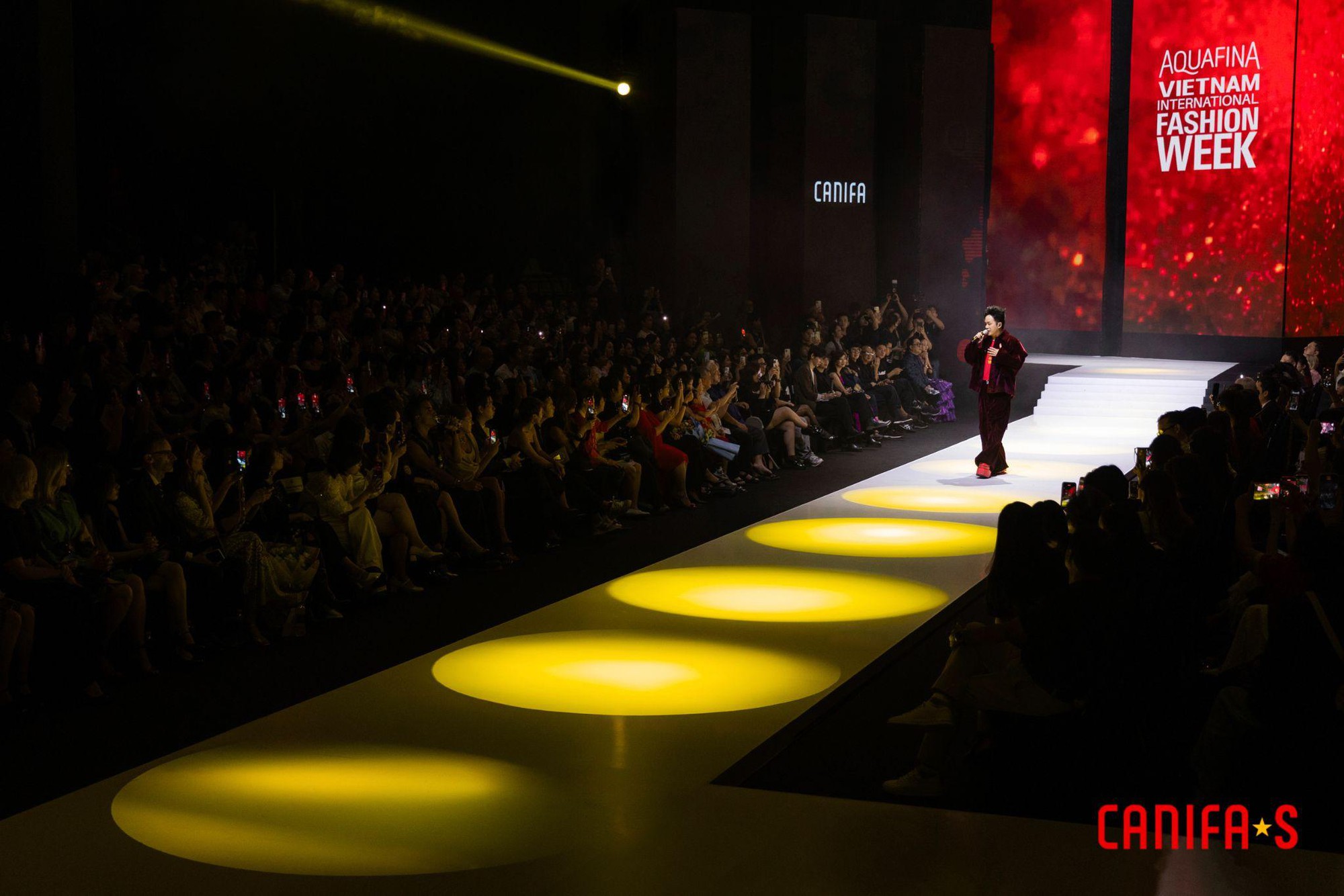 Canifa by Lê Hà: Bùng nổ cảm xúc với BST "Kết nối tự hào" tại Aquafina Vietnam International Fashion Week 2024- Ảnh 7.