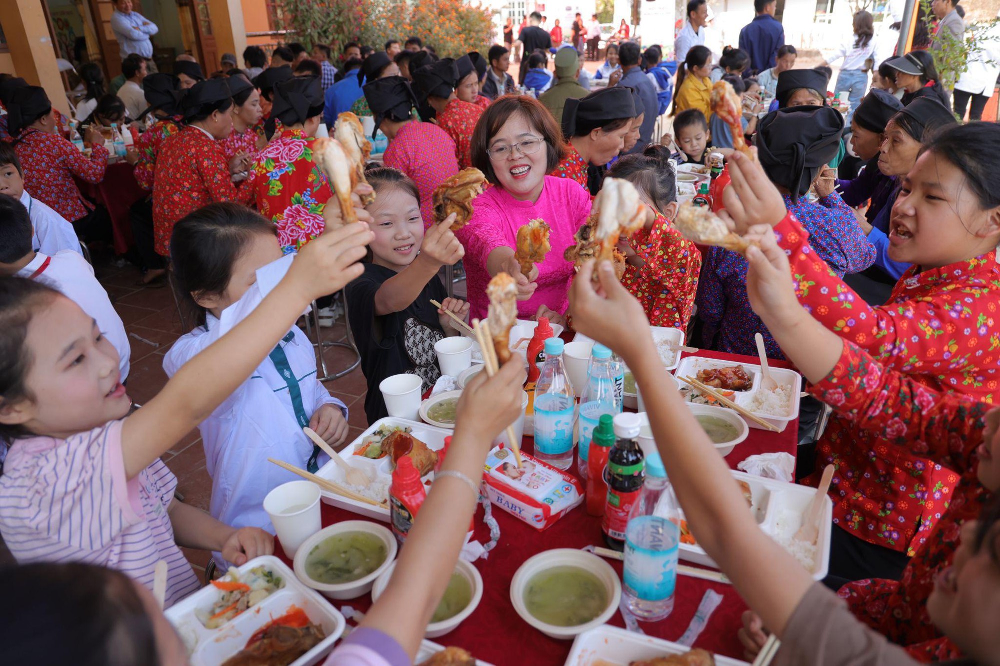 CHIN-SU mang chảo cơm có thịt đặc biệt lên vùng cao “tiếp sức học trò, tiếp lửa thầy cô” nhân dịp 20/11- Ảnh 7.