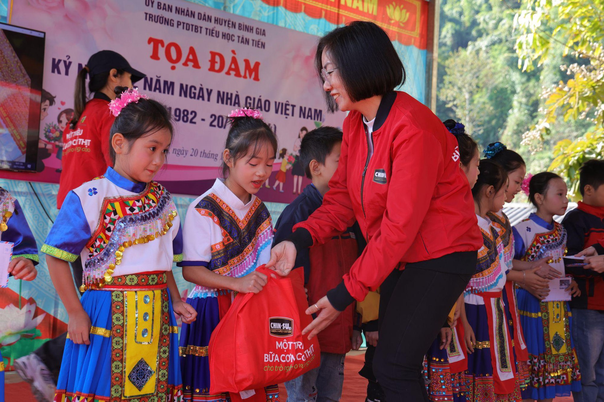 CHIN-SU mang chảo cơm có thịt đặc biệt lên vùng cao “tiếp sức học trò, tiếp lửa thầy cô” nhân dịp 20/11- Ảnh 8.