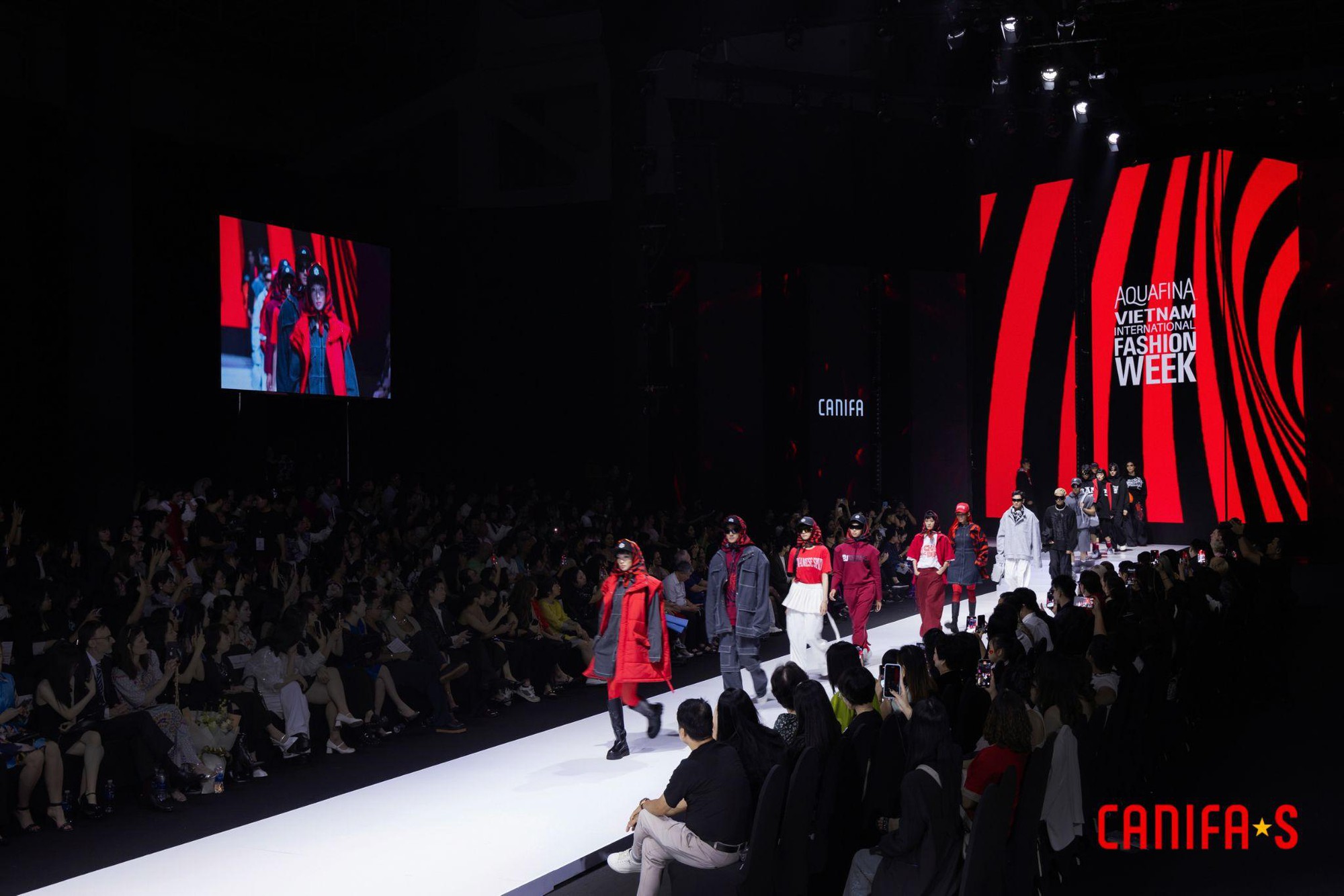 Canifa by Lê Hà: Bùng nổ cảm xúc với BST "Kết nối tự hào" tại Aquafina Vietnam International Fashion Week 2024- Ảnh 9.