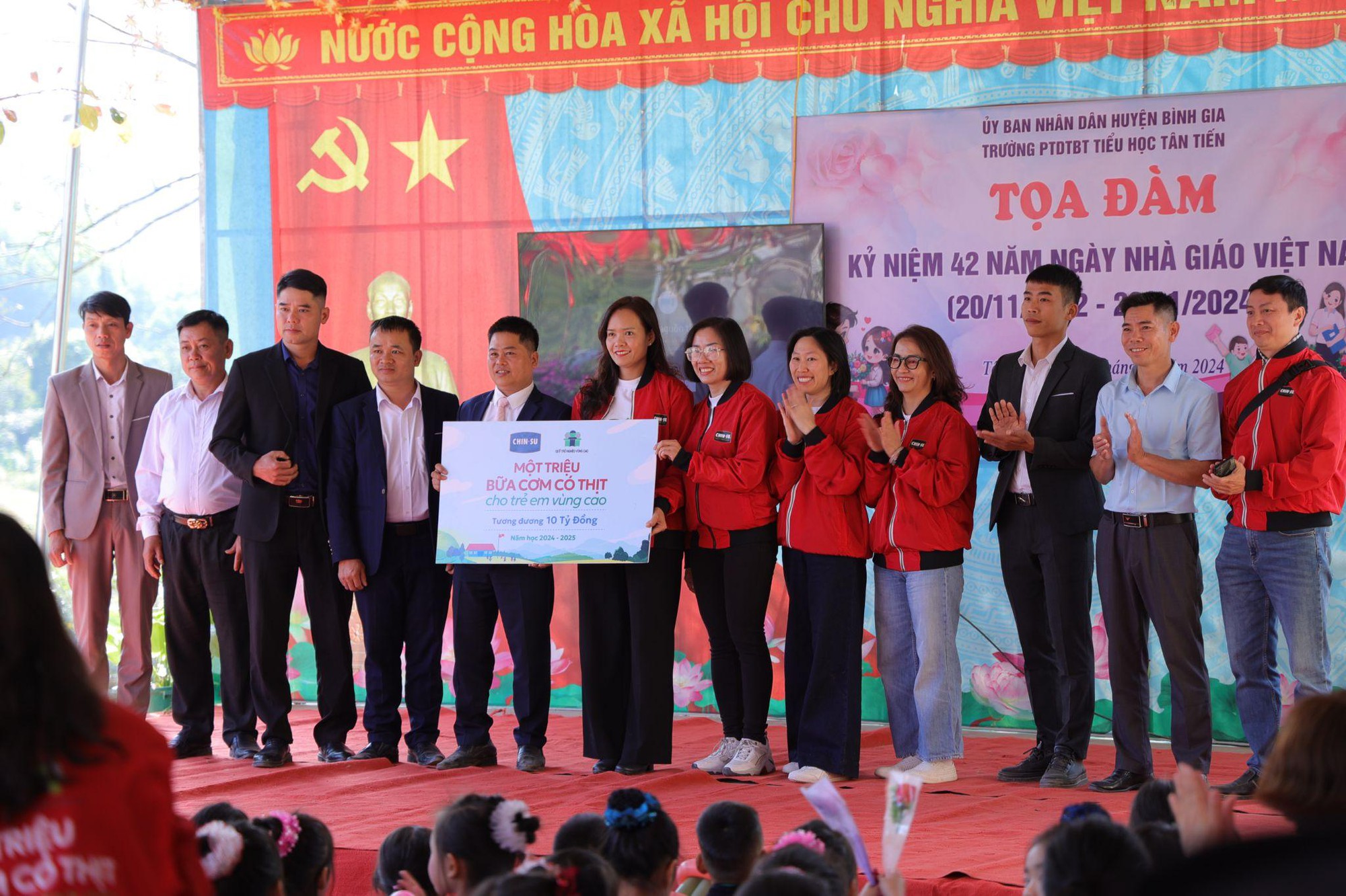 CHIN-SU mang chảo cơm có thịt đặc biệt lên vùng cao “tiếp sức học trò, tiếp lửa thầy cô” nhân dịp 20/11- Ảnh 9.