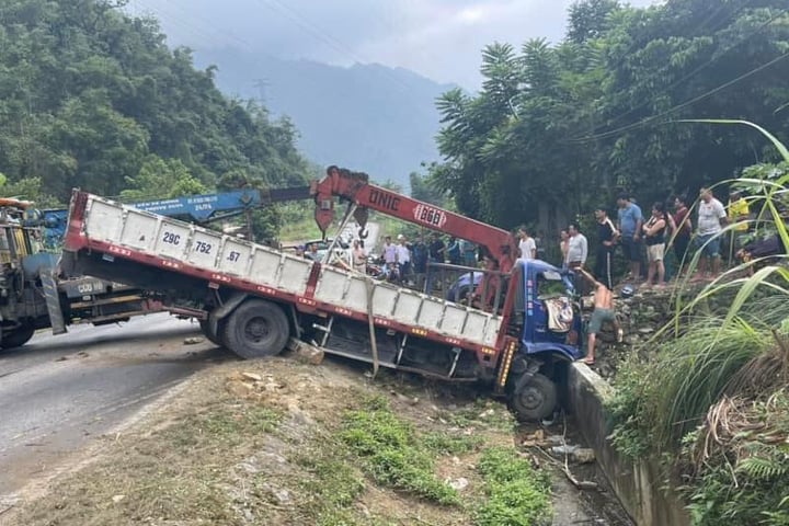 Ô tô 16 chỗ lấn làn vượt ẩu khiến xe tải lao xuống vệ đường, tài xế thương nặng- Ảnh 1.