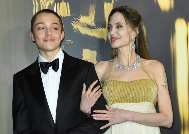 Brad Pitt thấy Angelina Jolie đáng ngờ- Ảnh 1.