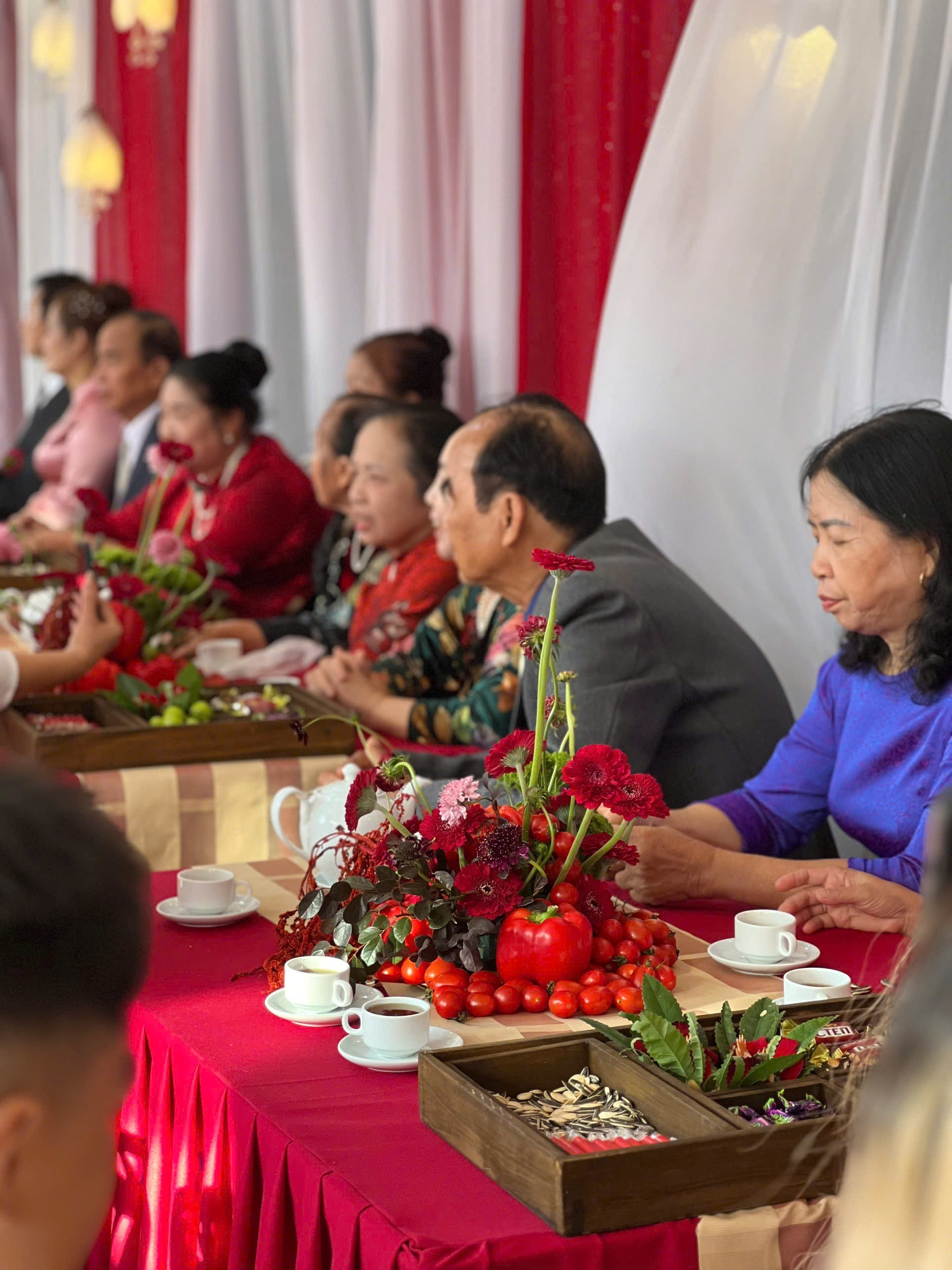 Đem rau củ, trái cây ở chợ về trang trí đám cưới năm 2024: Cô dâu chú rể gây sốt, khách mời đỡ tốn tiền chợ mấy bữa liền- Ảnh 7.