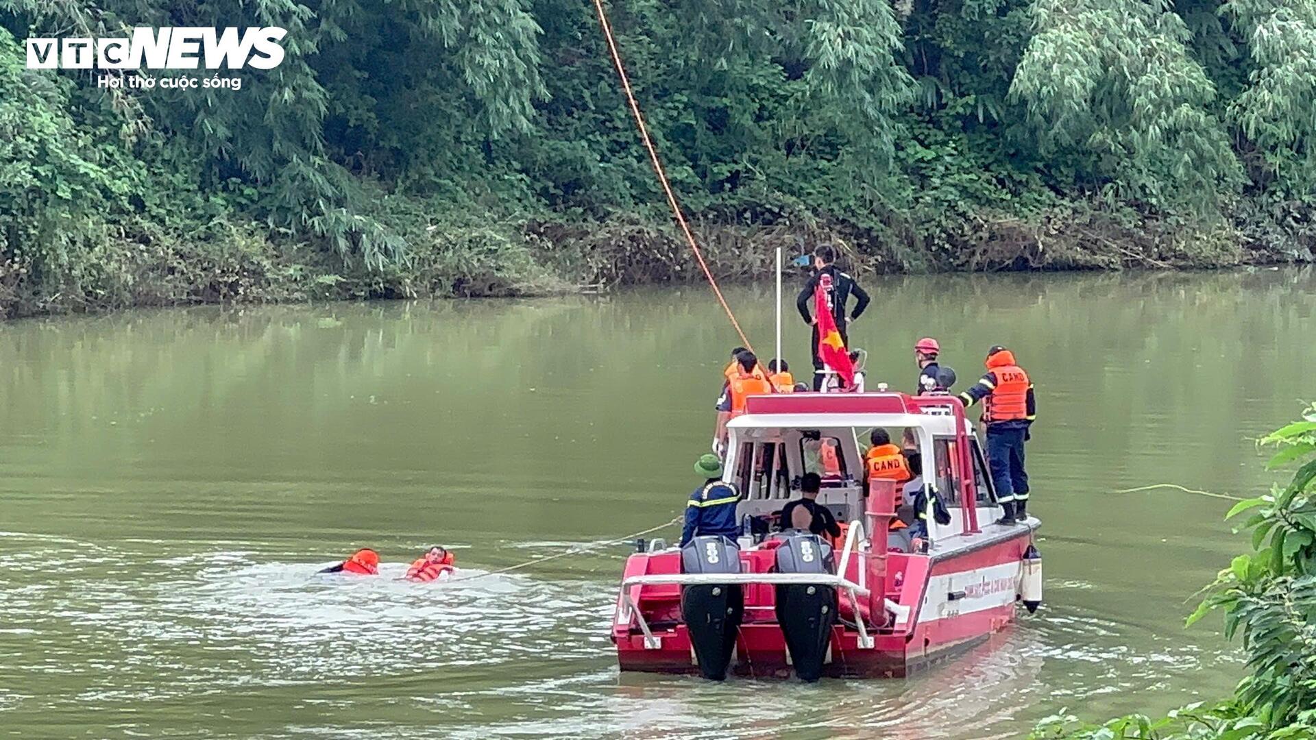 Trăm người xuyên ngày trục vớt ô tô gom rác lao từ cầu xuống sông Hương- Ảnh 7.