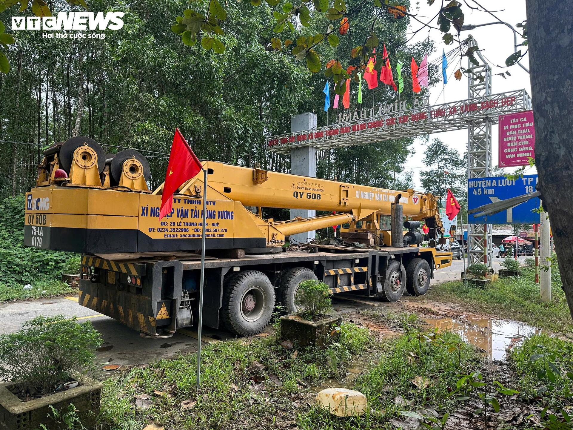 Trăm người xuyên ngày trục vớt ô tô gom rác lao từ cầu xuống sông Hương- Ảnh 1.