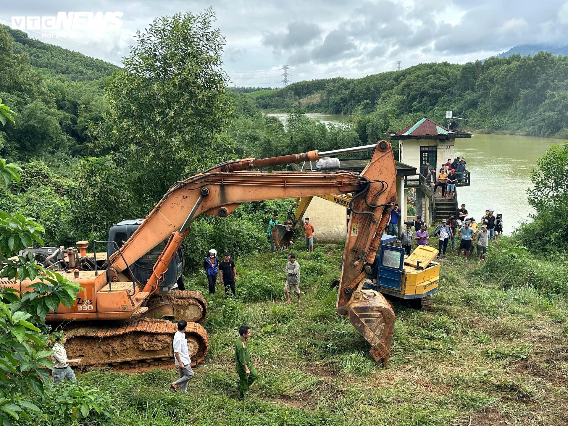 Trăm người xuyên ngày trục vớt ô tô gom rác lao từ cầu xuống sông Hương- Ảnh 6.