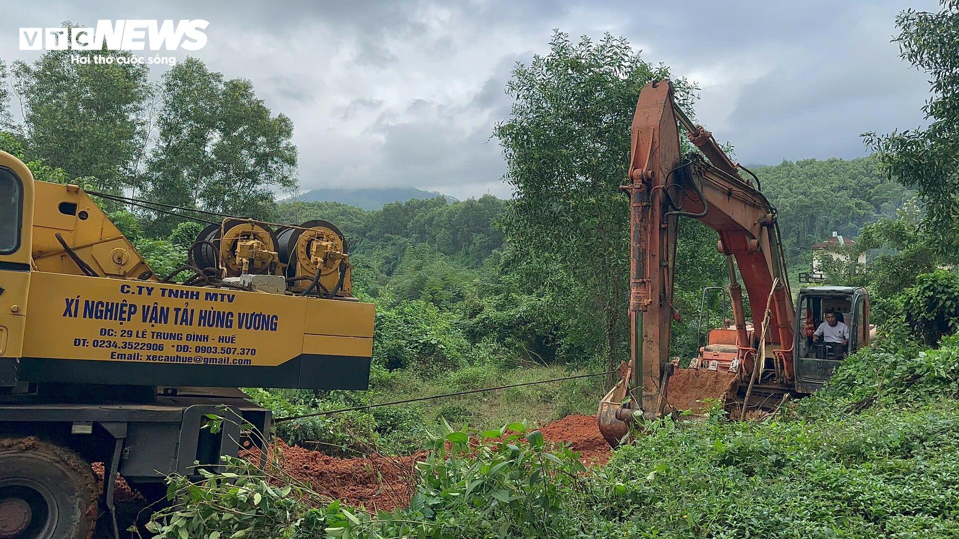 Trăm người xuyên ngày trục vớt ô tô gom rác lao từ cầu xuống sông Hương- Ảnh 4.