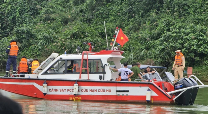 Danh tính 2 nạn nhân mất tích vụ xe chở rác lao qua thành cầu, rơi xuống sông Hương- Ảnh 2.