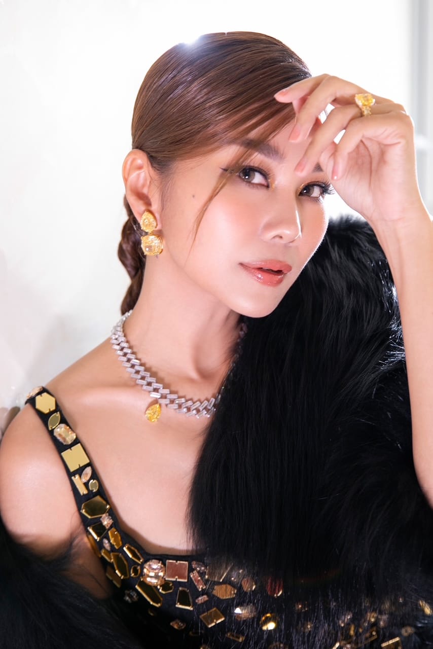 Xôn xao động thái lạ của Thanh Hằng- Ảnh 5. Xôn xao động thái lạ của Thanh Hằng- Ảnh 5.