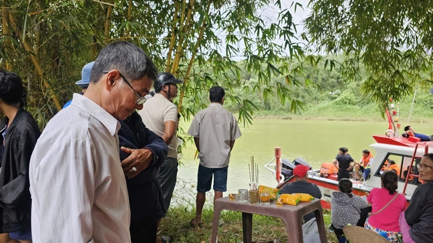 Vụ xe chở rác rơi xuống sông: Người vợ đang mang thai thẫn thờ tại hiện trường trông ngóng tin chồng- Ảnh 2.