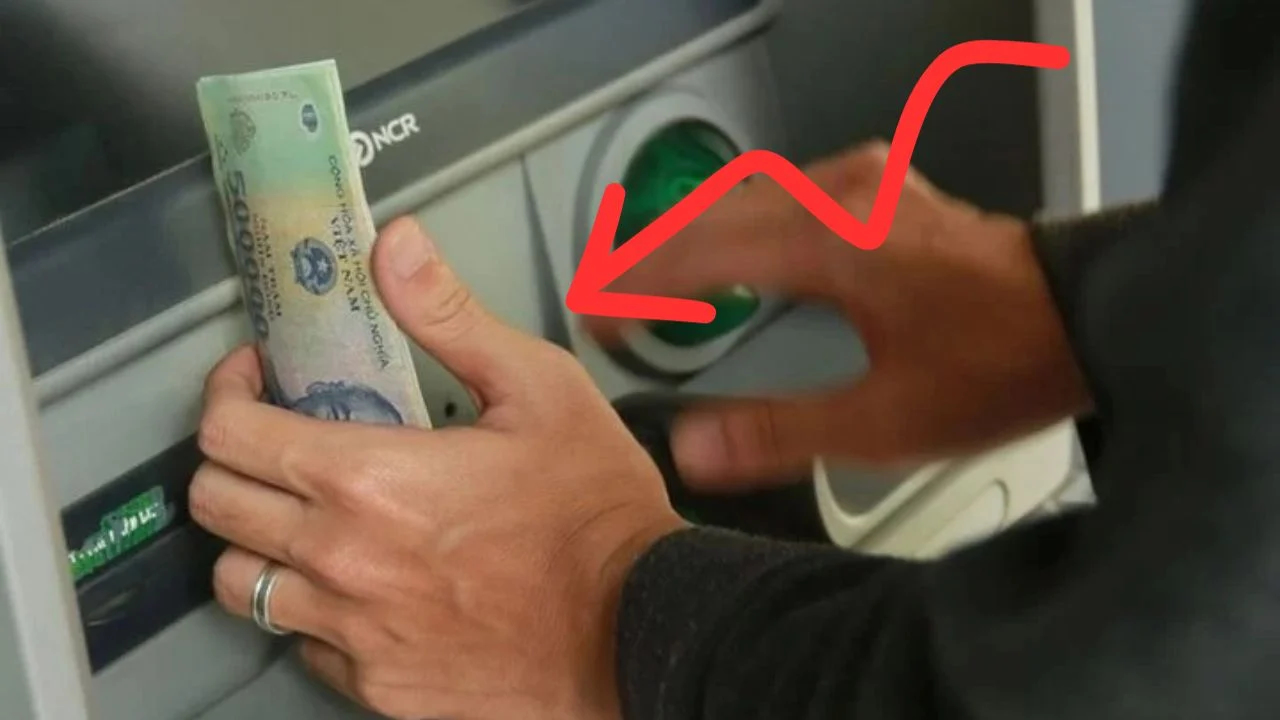 Ngân hàng Việt cảnh báo chiêu đánh cắp thông tin thẻ tại cây ATM, người hay đi rút tiền cảnh giác- Ảnh 1.