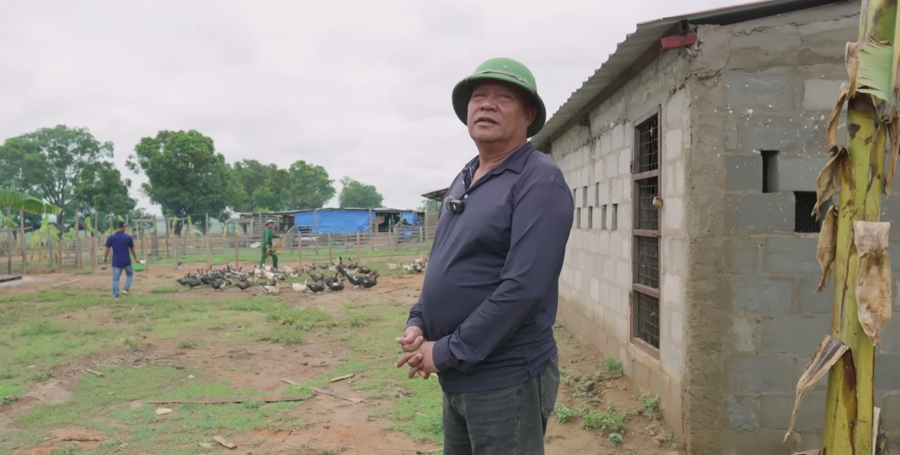 "Con làm cha phá" là đây: Nuôi ngan vịt ở Châu Phi không dám ăn, ông Quý vừa sang đã làm 1 việc khiến Quang Linh Vlogs khóc ròng- Ảnh 1.