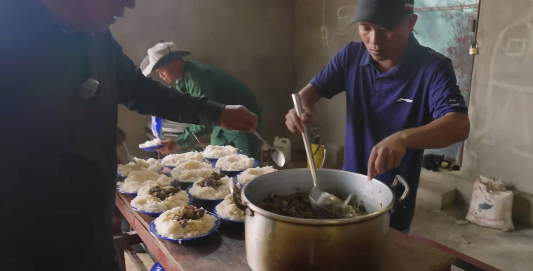 "Con làm cha phá" là đây: Nuôi ngan vịt ở Châu Phi không dám ăn, ông Quý vừa sang đã làm 1 việc khiến Quang Linh Vlogs khóc ròng- Ảnh 3.