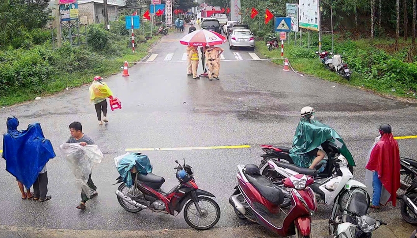 Bàng hoàng khoảnh khắc xe gom rác lao thẳng xuống sông Hương khiến 2 người mất tích- Ảnh 1.