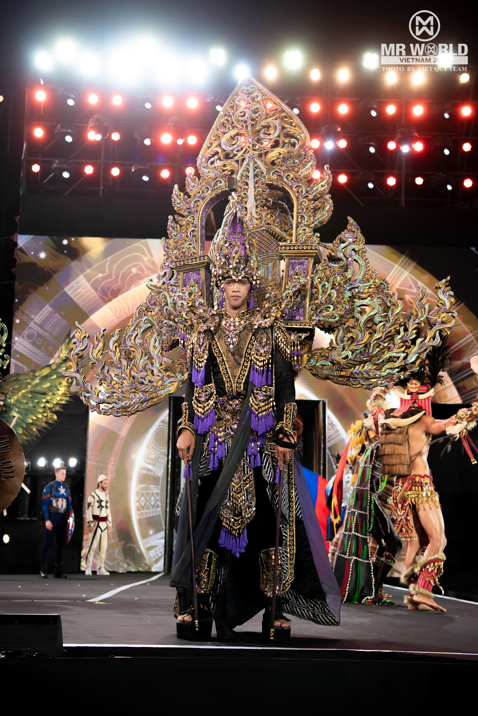 "Vũ trụ trai đẹp" Mr World khoe body tượng tạc trong National Costume ở Phan Thiết: Nam vương Tuấn Ngọc diện đồ 25kg, lộ diện top 20- Ảnh 10.