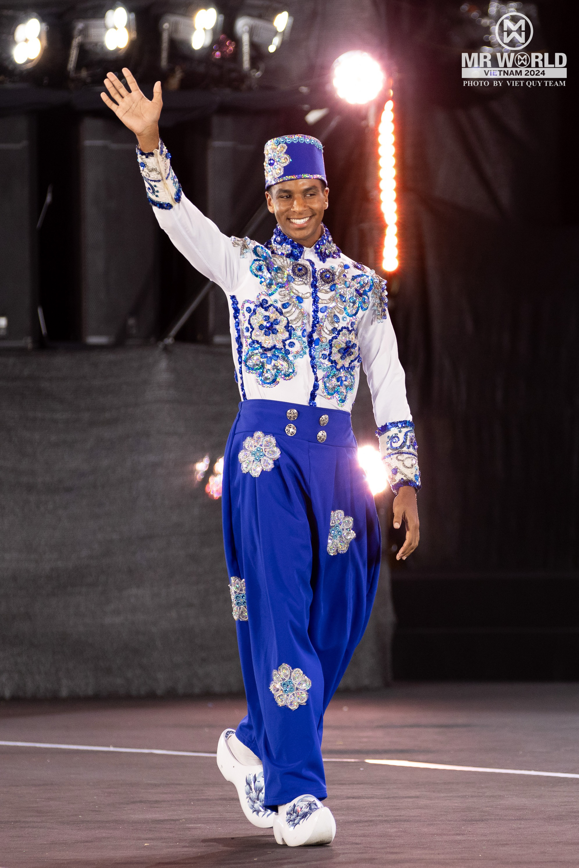 "Vũ trụ trai đẹp" Mr World khoe body tượng tạc trong National Costume ở Phan Thiết: Nam vương Tuấn Ngọc diện đồ 25kg, lộ diện top 20- Ảnh 15.