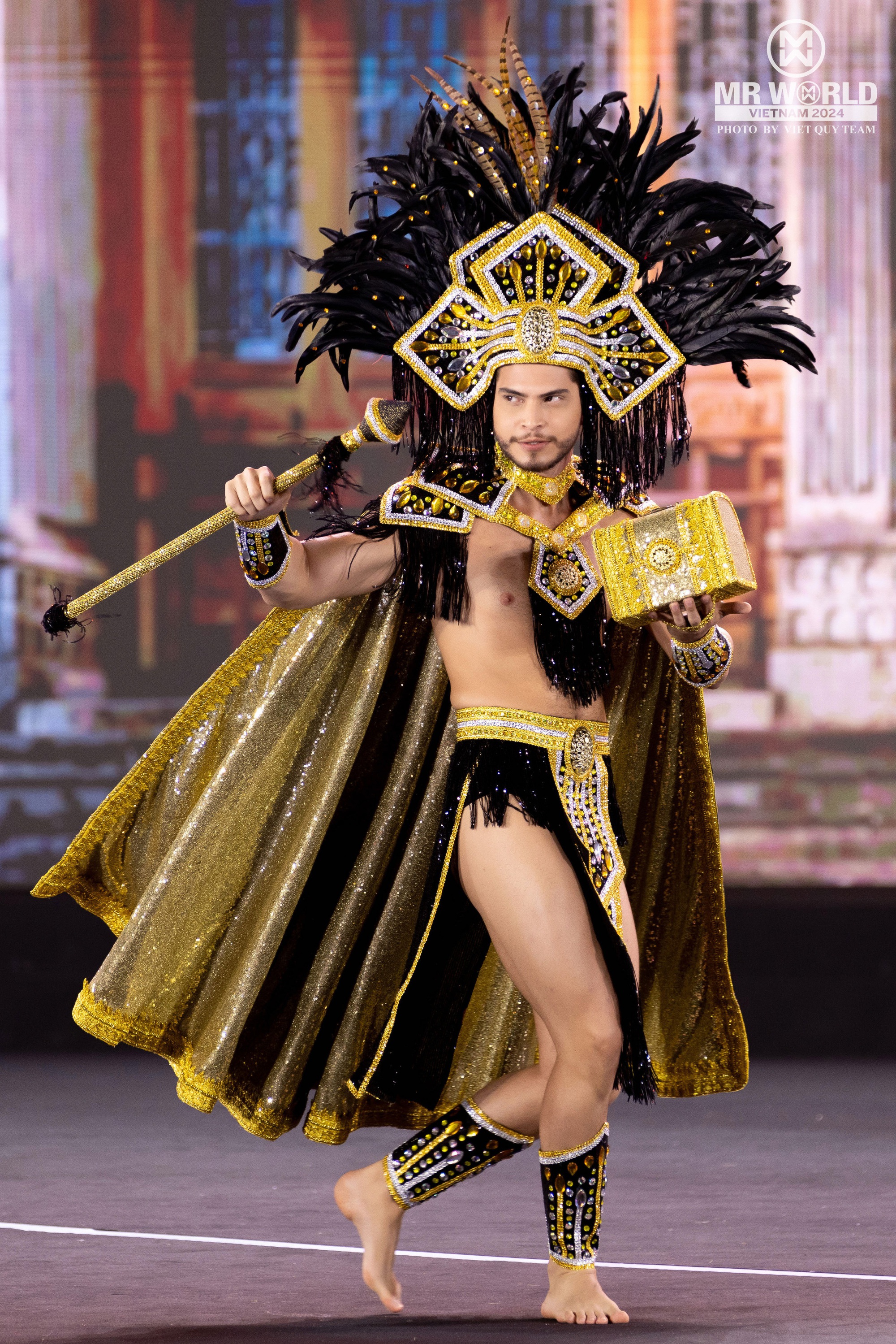 "Vũ trụ trai đẹp" Mr World khoe body tượng tạc trong National Costume ở Phan Thiết: Nam vương Tuấn Ngọc diện đồ 25kg, lộ diện top 20- Ảnh 4.