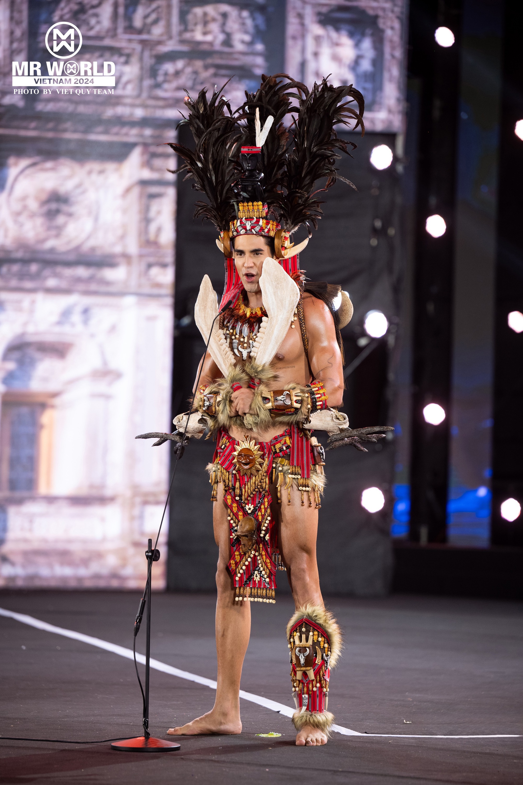 "Vũ trụ trai đẹp" Mr World khoe body tượng tạc trong National Costume ở Phan Thiết: Nam vương Tuấn Ngọc diện đồ 25kg, lộ diện top 20- Ảnh 11.