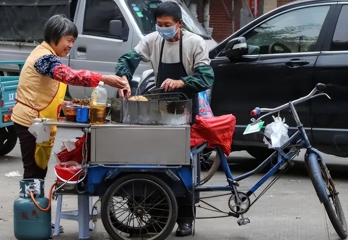 Có BĐS 17 tỷ đồng, cụ bà 93 tuổi vẫn đi nhặt ve chai, bị lạc ở ga tàu: Cảnh sát dẫn về nhà mới biết 