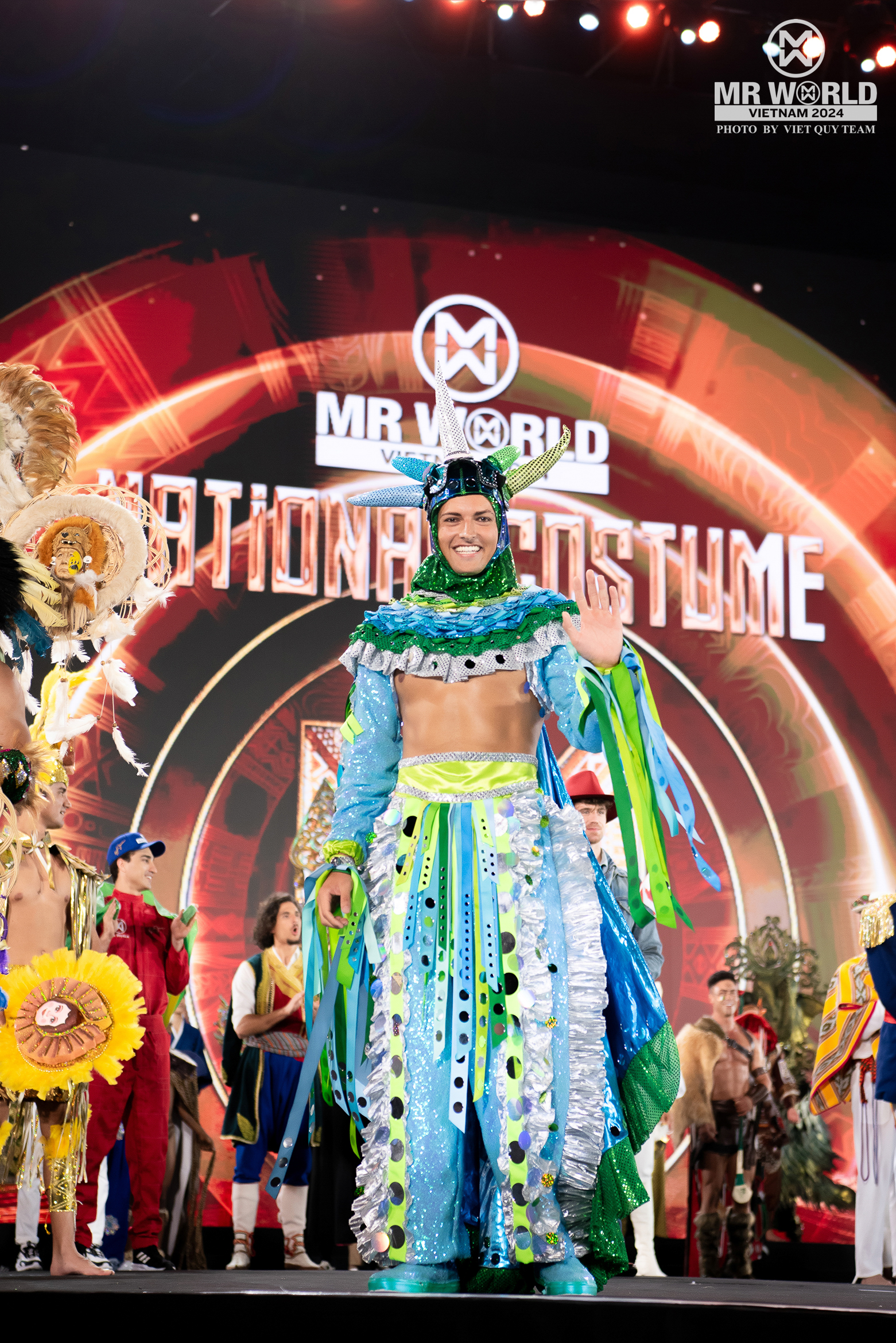 "Vũ trụ trai đẹp" Mr World khoe body tượng tạc trong National Costume ở Phan Thiết: Nam vương Tuấn Ngọc diện đồ 25kg, lộ diện top 20- Ảnh 14.