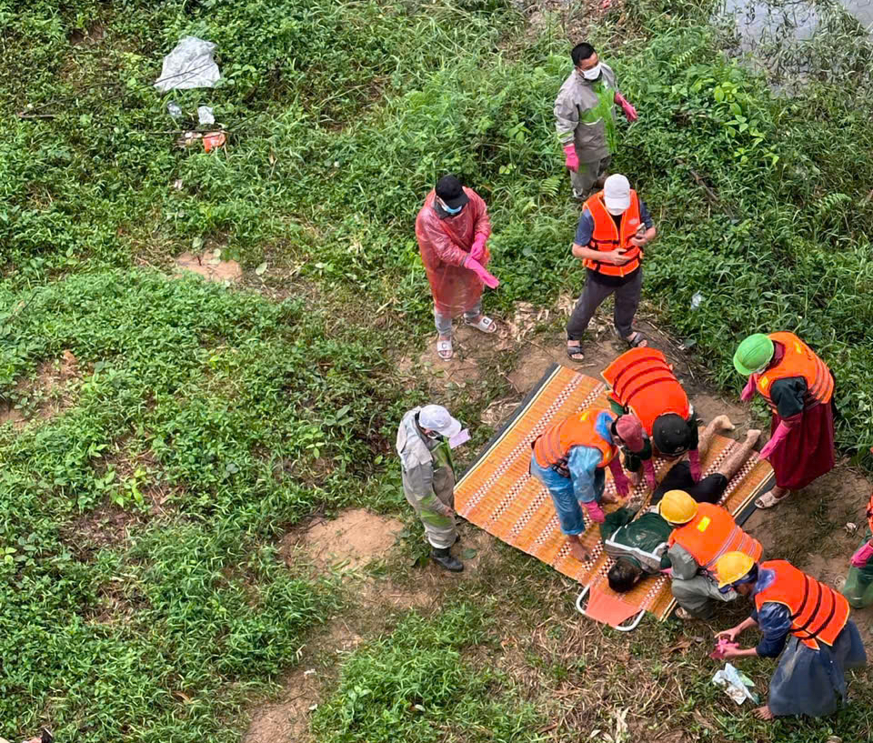 Vụ xe chở rác tông vào thành cầu: Thi thể mặc quần áo công nhân vệ sinh nổi trên mặt sông- Ảnh 1.