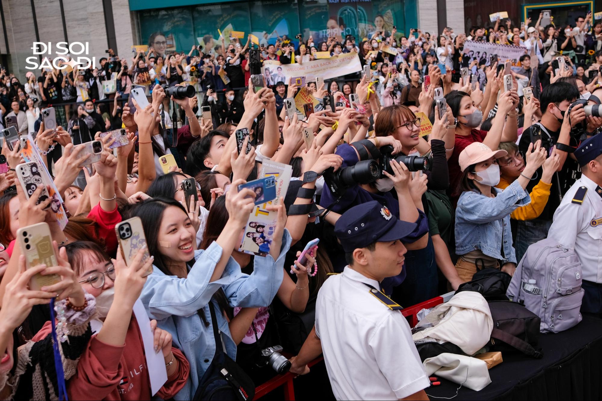 T-ara làm “náo loạn” góc phố Hà Nội, fan Việt xúc động bật khóc tại fanmeeting- Ảnh 13.