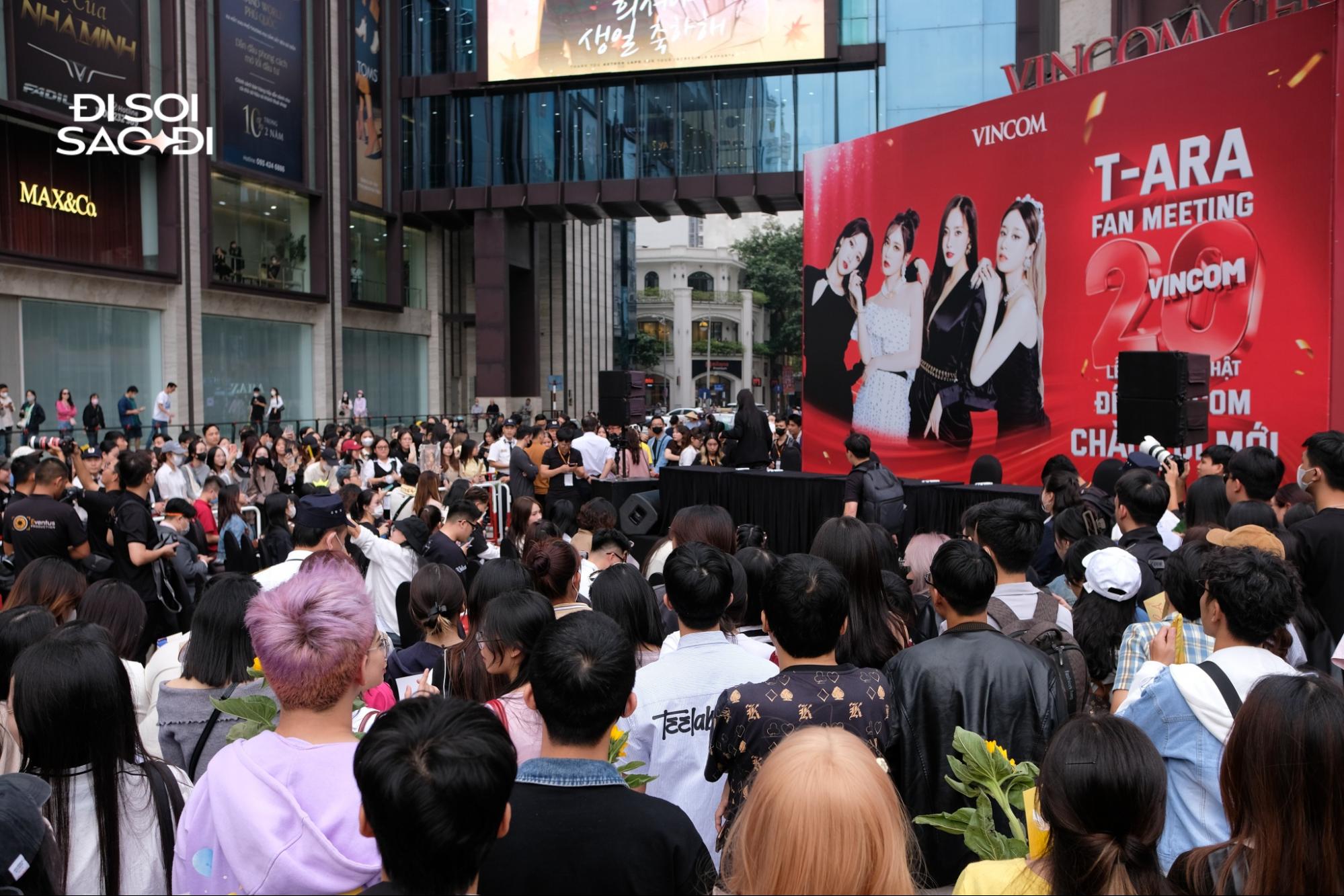 T-ara làm “náo loạn” góc phố Hà Nội, fan Việt xúc động bật khóc tại fanmeeting- Ảnh 14.