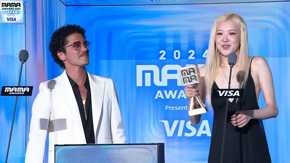 15 giây của Bruno Mars và Rosé khiến netizen ngỡ “tân lang tân nương” bước vào lễ đường- Ảnh 1.