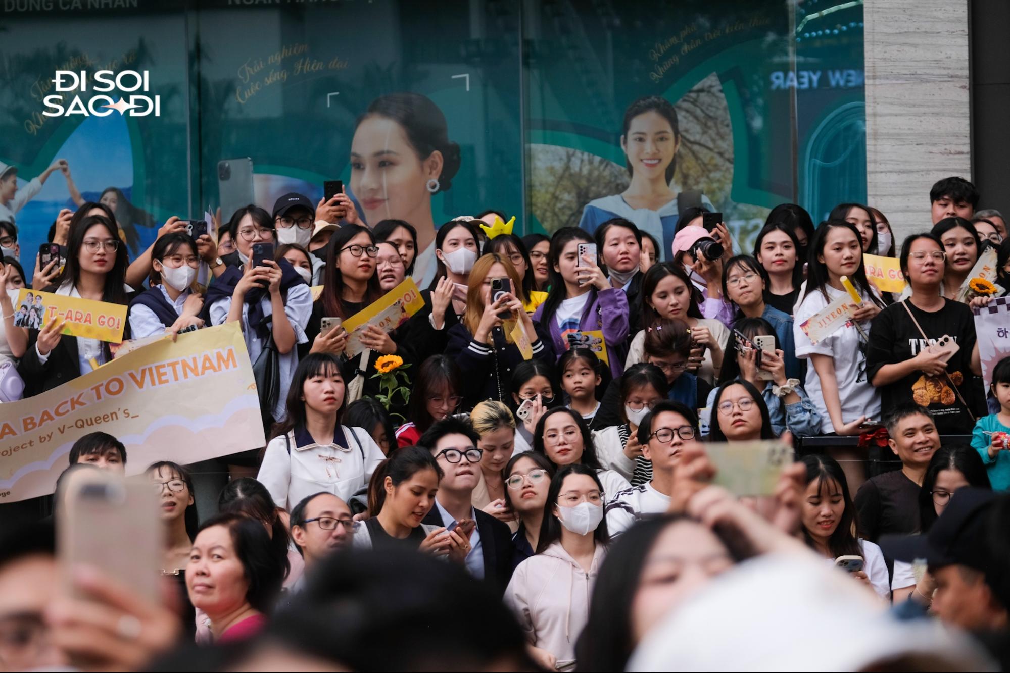 T-ara làm “náo loạn” góc phố Hà Nội, fan Việt xúc động bật khóc tại fanmeeting- Ảnh 15.