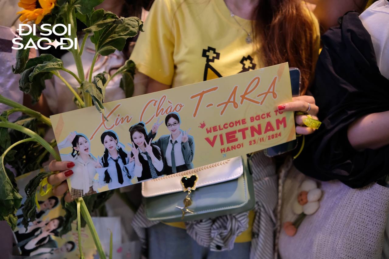 HOT: T-ara đổ bộ sân bay Nội Bài, visual đỉnh cao khiến fan “xỉu lên xỉu xuống”- Ảnh 8.