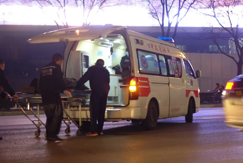 Người đàn ông 58 tuổi qua đời do nhồi máu não, bác sĩ trách 3 thói quen tắm  'chết người' cần tránh xa