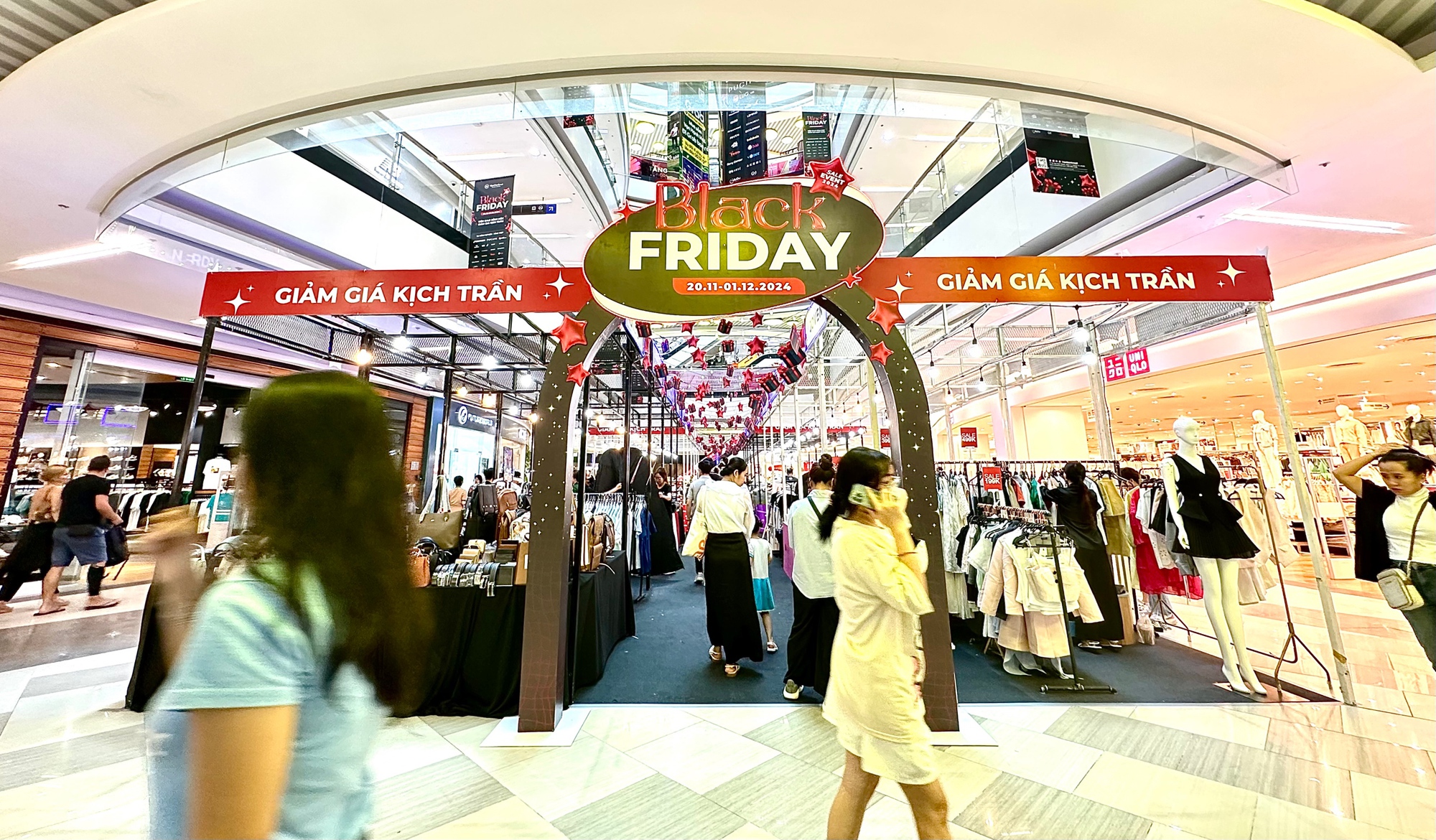 Black Friday tại Vạn Hạnh Mall “Siêu sale đỉnh nóc - Giảm giá kịch trần”- Ảnh 1. Black Friday tại Vạn Hạnh Mall “Siêu sale đỉnh nóc - Giảm giá kịch trần”- Ảnh 1.