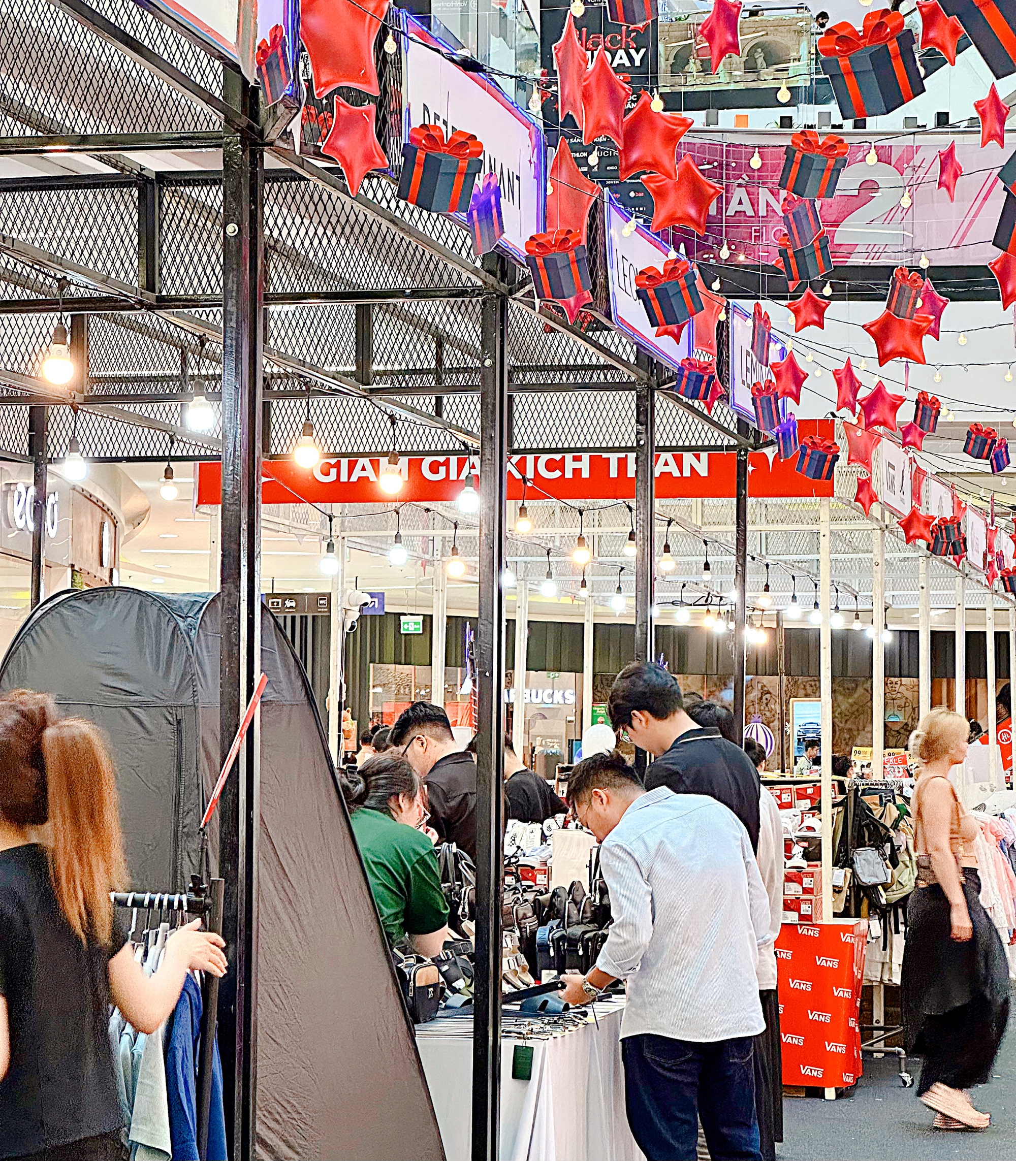 Black Friday tại Vạn Hạnh Mall “Siêu sale đỉnh nóc - Giảm giá kịch trần”- Ảnh 2. Black Friday tại Vạn Hạnh Mall “Siêu sale đỉnh nóc - Giảm giá kịch trần”- Ảnh 2.