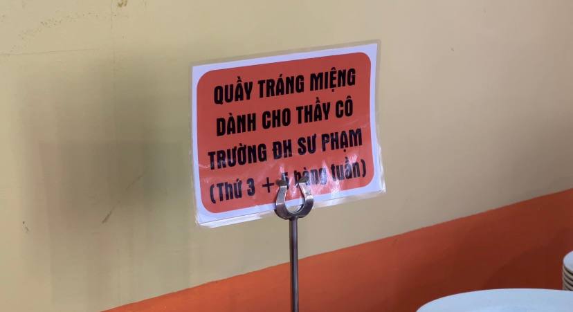 "Lạc chân" vào canteen nhỏ giữa lòng Đại học Sư phạm Hà Nội, hóa ra các thủ khoa toàn quốc ăn thế này!- Ảnh 3.